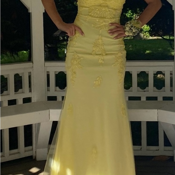 PROM SEASON! Make an offer!
Gorgeous yellow gown - Picture 9 of 13